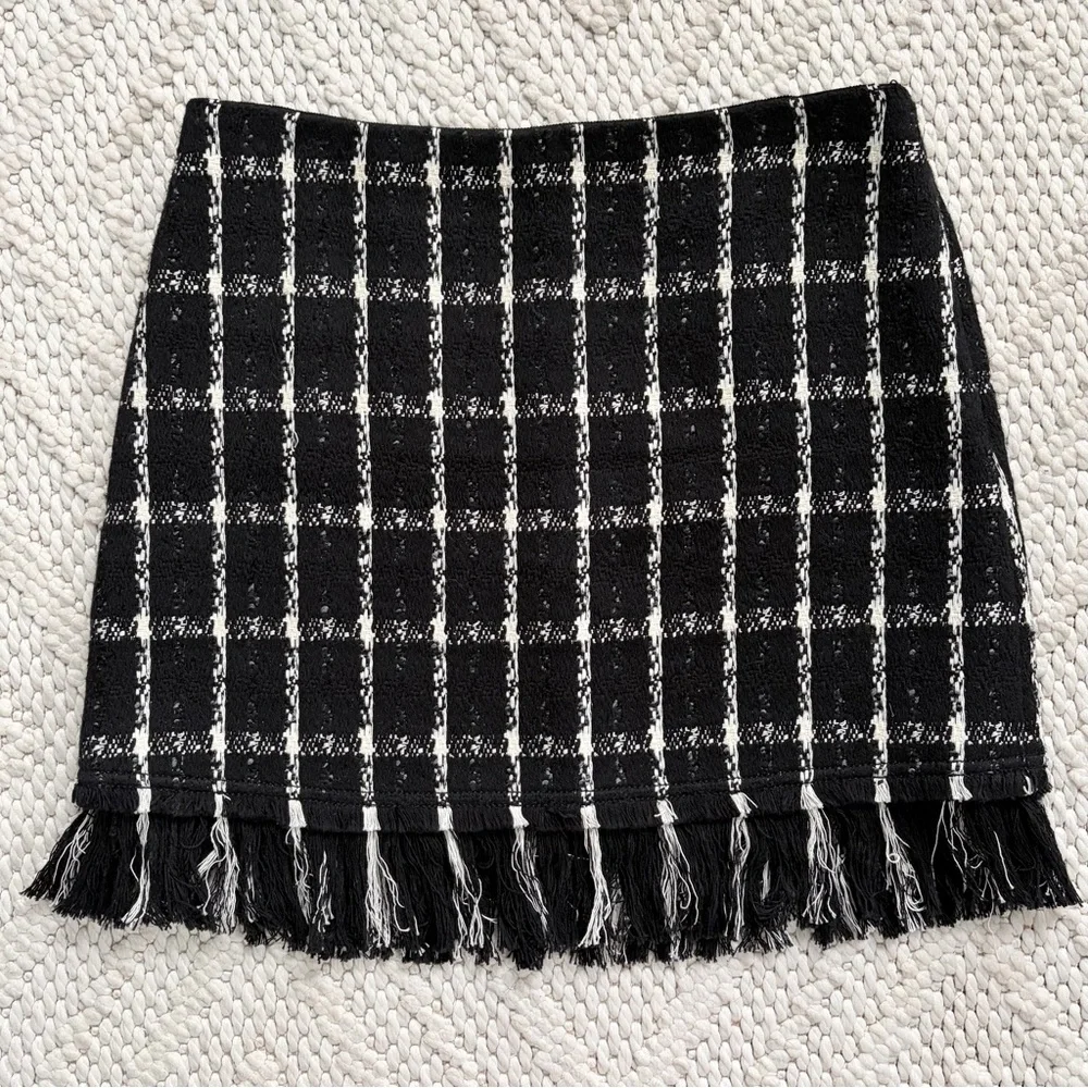 TORY BURCH Marisol Tweed Black & White Mini Skirt w/ Fringe Womens Size 6 EUC